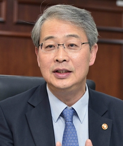 △신임 경제부총리 후보로 발탁된 임종룡 금융위원장