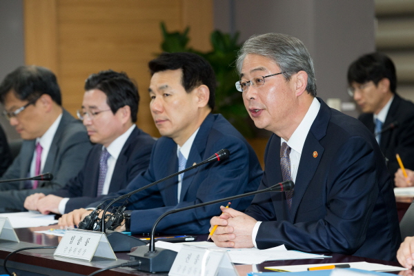 △ 임종룡 금융위원장(경제부총리 겸 기획재정부 장관 내정자)은 7일 서울 종로구 정부서울청사 금융위 대회의실에서 금융위·금감원 합동 금융시장상황 점검회의에서 최근 금융시장 상황과 은행권 외화유동성 상황을 점검하고 향후 대응방향을 논의했다. / 사진=금융위원회