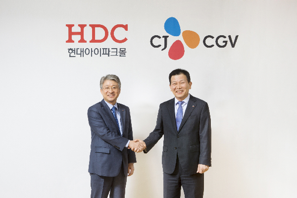 양창훈 HDC현대아이파크몰 대표(좌), 서정 CJ CGV대표. 