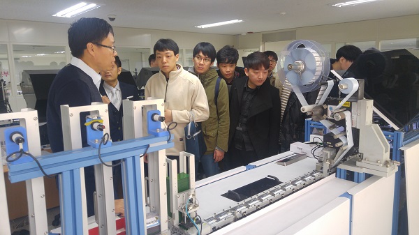 △한국폴리텍대학 재학생이 하나카드 본사에서 현장실습 과정을 수강하고 있다./사진제공=하나카드