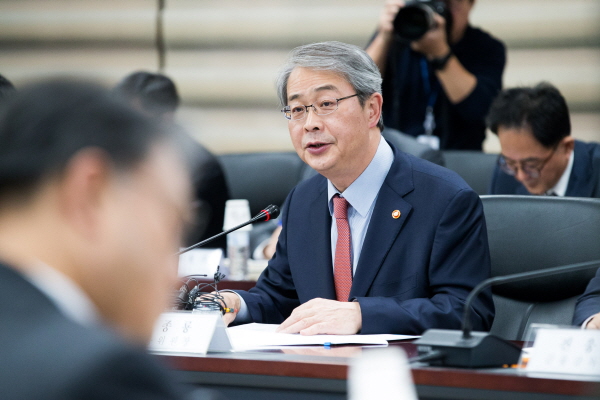 △ 임종룡 금융위원장은 9일 서울 종로구 정부서울청사 금융위 대회의실에서 긴급 금융위•금감원 합동 금융시장상황 점검회의를 개최해 최근 금융시장 상황과 향후 대응방향을 논의했다. / 사진=금융위원회