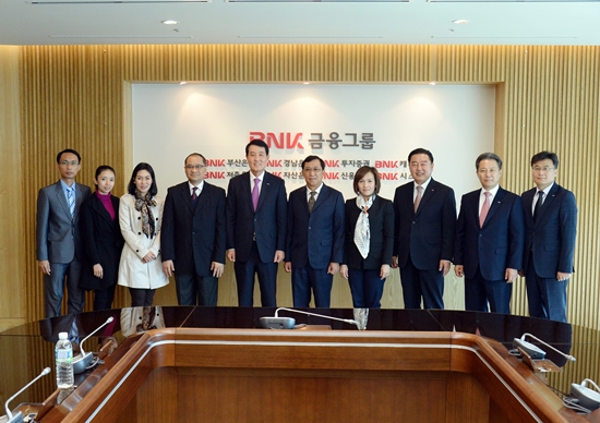 △성세환 BNK금융그룹 회장(사진 왼쪽에서 5번째), 쏜사이 라오스 중앙은행 부총재(사진 왼쪽에서 6번째)/사진제공=BNK금융