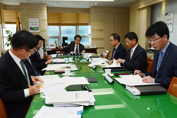 △NH농협손해보험 이윤배 대표이사(사진 가운데)를 비롯한 내부통제위원회 위원들이 10일 서울 서대문구 본사에서 ‘제1차 내부통제위원회’ 안건을 논의하고 있다./사진제공=NH농협손해보험