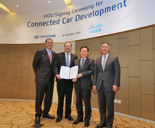 지난 일 중국 구이저우성 빅데이터 센터 구축 제휴식서 정의선 부회장(사진 맨 오른쪽)과 천민얼 구이저우성 서기(사진 오른쪽 2번째)