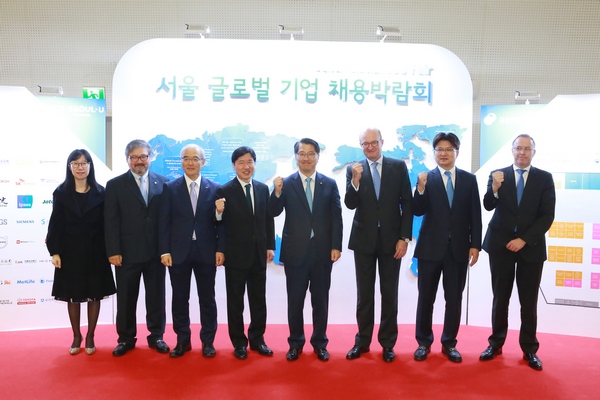 금융감독원은 서울시와 공동으로 지난 11일 동대문디자인플라자에서 ‘2016 서울 글로벌기업 채용박람회’를 개최했다. (왼쪽부터) 윤스텔라 한불상공회의소 사무총장, 전완기 주한영국상공회의소 부회장, 아메미아이주미 자트코코리아 엔지니어링 대표, 서동록 서울시 경제진흥본부장, 진웅섭 금융감독원장, 마틴트리코트 HSBC은행 한국행장, 황덕 중국은행 한국대표, 장피에르트리넬 크레디아그리꼴은행 서울지점장.