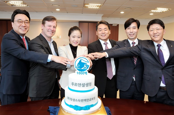 △푸르덴셜생명 이상준 본부장(왼쪽부터), 딜런 타이슨 부사장, 권미영 라이프플래너, 커티스 장 사장, 김한수 에이전시매니저, 최규상 총괄본부장 등이 평생소득 변액연금보험 판매액 1천억원 돌파를 축하하며 기념촬영하고 있다./사진제공=푸르덴셜생명