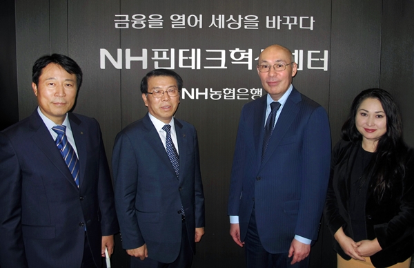 (왼쪽부터)NH농협은행 스마트금융부 주재승 부장, 영업추진본부 서기봉 부행장, AIFC 카이랏 회장, 투그로바 이사/사진제공=NH농협은행