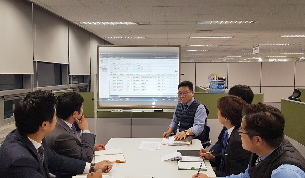 △NH농협손해보험 직원들이 보험사기방지시스템으로 보험사기 모니터링을 하고 있다./사진제공=NH농협손해보험