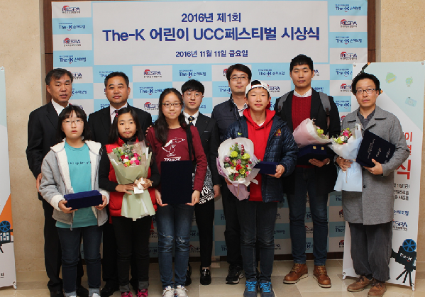 △The-K손해보험 박유택 본부장(뒷줄 왼쪽 첫 번째)과 대상, 최우수상 수상자들이 수상 후 기념촬영을 하고 있다./사진제공=더케이손보