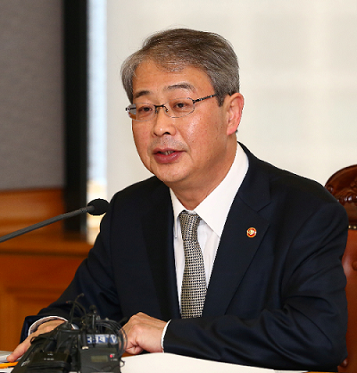 △임종룡 금융위원장은 15일 서울 중구 명동 은행회관에서 금융업계, 학계, 민간 전문가들과 간담회를 열고 신용정보원의 '내보험 다보여' 서비스를 시연하고 빅데이터 분석결과를 논의했다./사진제공=금융위원회