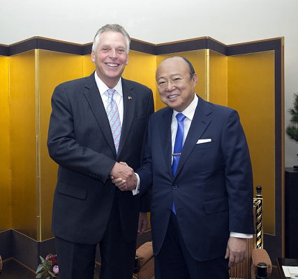 한화그룹 김승연 회장은 11월 16일 오전 서울 중구 한화그룹 빌딩에서 미국 버지니아주 테리 매콜리프주지사를 만나 한화그룹과 버지니아간의 비즈니스 교류, 미국 대선 이후 한미 양국의 외교 및 경제 협력 방안에 대해 의견을 나눴다. 한화그룹 제공