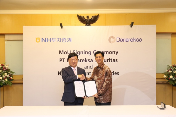 NH투자증권은 17일 오후 1시(한국시간) 인도네시아 자카르타에서 다나렉사증권과 자본시장 관련 업무협약을 체결했다. 김원규 NH투자증권 사장(왼쪽)과 젠피노(JENPINO) 다나렉사증권 사장이 협약서를 교환하고, 기념사진을 촬영하고 있다.