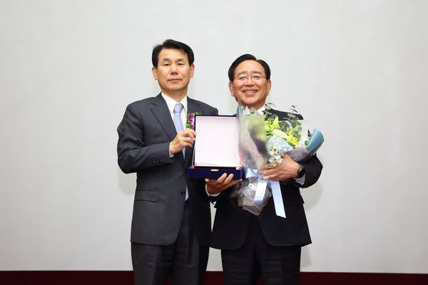 신한금융그룹은 지난 18일 여의도 거래소에서 열린 '2016 ESG 우수기업' 시상식에서 2년연속 대상을 수상했다. 이날 시상식에서 한동우 회장(사진 오른쪽)과 정은보 금융위원회 부위원장이 기념촬영을 하고 있다.