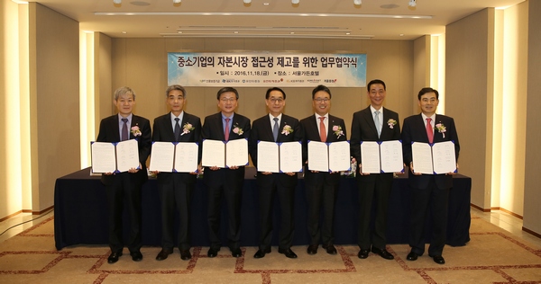 신용보증기금은 지난 18일 서울 가든호텔에서 중기특화 증권사 6개사와 유망 중소기업에 대한 공동투자 활성화 업무협약을 체결했다. (왼쪽부터)염호 유진투자증권 전무이사, 신성호 IBK투자증권 대표이사, 기동호 코리아에셋투자증권 대표이사, 황록 신용보증기금 이사장, 서명석 유안타증권 대표이사, 권용원 키움증권 대표이사, 김성현 KB투자증권 부사장.