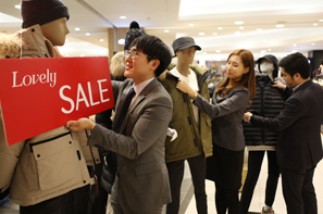 ▲ 연말 세일을 맞아 롯데백화점 직원들이 아우터 기획상품을 진열하고 있다. 롯데백화점 제공