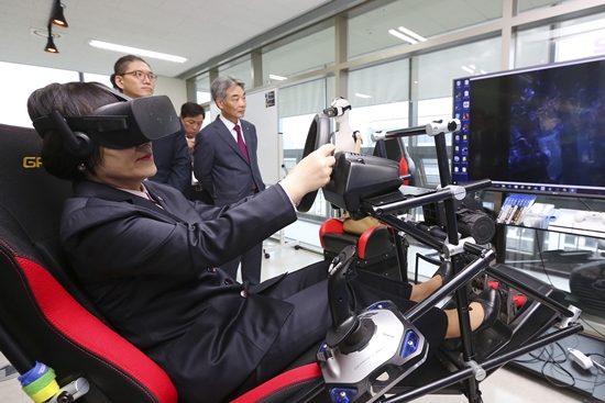 21일 서울 금천구 가산동 ‘매크로그래프’ 본사에서 권선주 기업은행장(왼쪽)이 가상현실(VR) 체험을 하고 있다. (맨오른쪽은 신성호 IBK투자증권 대표이사)/사진제공=IBK기업은행