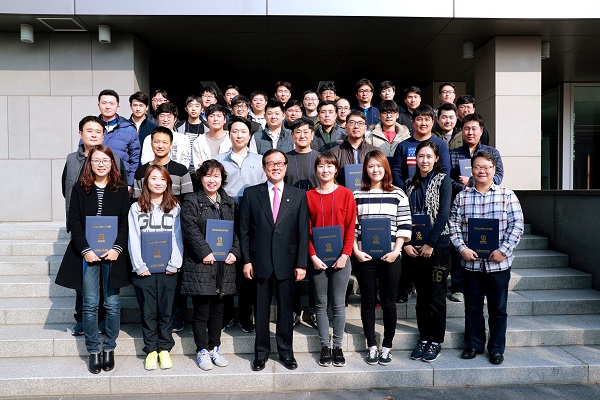 △이순우 회장(앞줄 가운데)와 신규 여신심사분석사가 기념촬영을 하고 있다./사진제공=저축은행중앙회