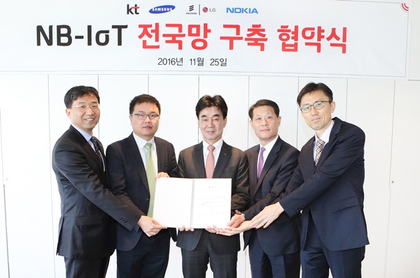 (왼쪽부터) KT 서창석 네트워크전략본부장, 노키아 이승택 전무, KT 한원식 SCM전략실장, 에릭슨엘지 이헌생 상무, 삼성전자 김승일 부장이 협약식을 가졌다. KT제공