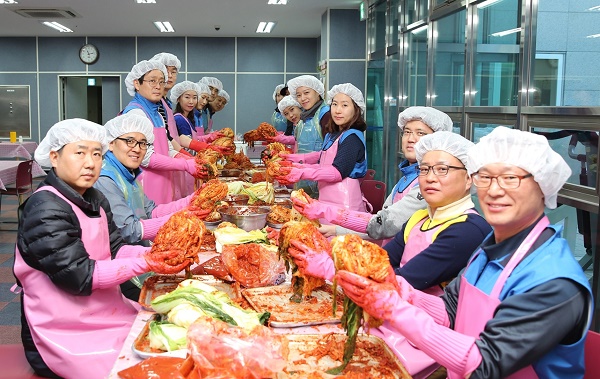 △신한생명 임직원들이 지난 24일 서울 동작구 상도3동 청운종합복지원에서 김장 나눔 봉사활동에 참여했다./사진제공=신한생명