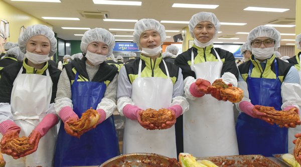 교보증권 김해준 대표이사(가운데)와 임직원들은 지난 23일 ‘사랑의 김장 담그기’를 실시했다.