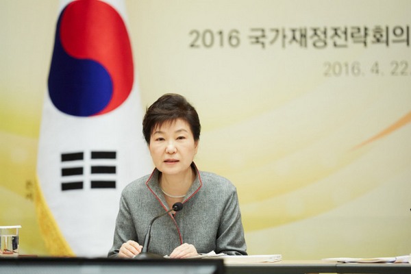박근혜 대통령이 지난 4월 22일 오전 청와대 영빈관에서 열린 2016 국가재정전략회의에 참석, 모두발언을 하고 있다. 한국금융신문DB