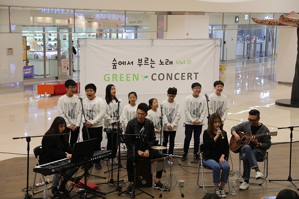 △지난 25일 코엑스에서 노래 '숲'을 열창하고 있는 밴드 '플라스틱'과 면목종합사회복지관 아이들./사진제공=BNP파리바 카디스생명