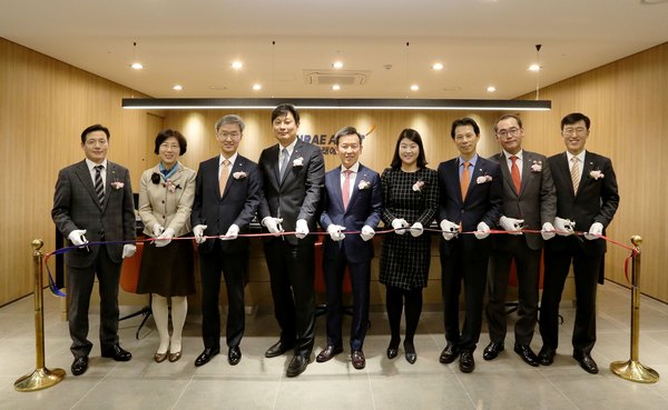 미래에셋대우 임직원들이 지난 28일 서울 마포구 상암동에 소재한 상암WM에서 열린 이전 기념행사에 참석해 기념 테이프를 자르고 있다. (왼쪽부터)허선호 전략기획본부장, 남미옥 목동중앙WM지점장, 마득락 사장, 최병호 상암WM지점장, 최현만 수석부회장, 정연정 상암WM 고객지원팀장, 민경부WM사업부문대표, 한일면 강북지역본부장, 미래에셋증권 박주만WM본부장.