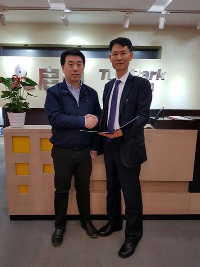 칭화대기금 두펑 치디금융지주투자회사 대표(왼쪽)와 이규엽 한국대성자산운용 대표는 지난 22일 중국 베이징 중관춘 치디그룹 본사에서 협약을 체결했다.