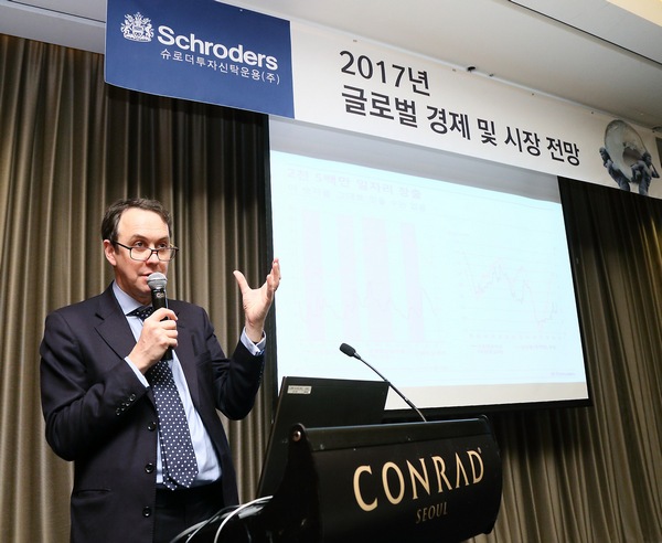 슈로더투신운용이 5일 개최한 2017년 글로벌 경제 및 시장전망 기자간담회에서 키이쓰 웨이드(Keith Wade) 수석 이코노미스트가 발언하고 있다.