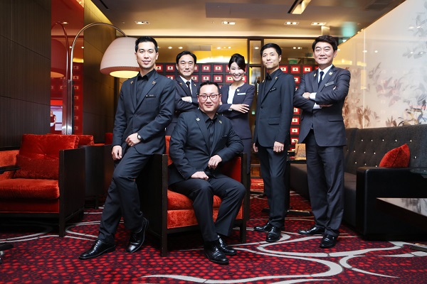 인터컨티넨탈 파르나스 호텔의 김수형, 김진아, 손병진 컨시어지와 인터컨티넨탈 코엑스 호텔의 김현중, 강상묵, 안성길 컨시어지가 기념촬영을 하고 있다. 인터컨티넨탈 호텔 제공