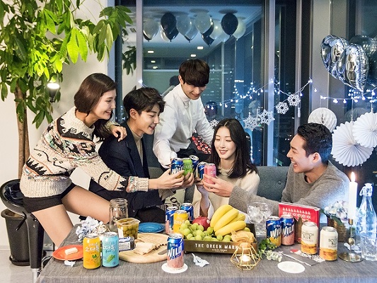소비자들이 롯데주류의 다양한 RTD제품들을 마시며 홈파티를 즐기고 있다.