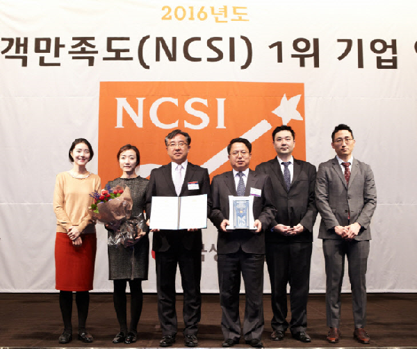 한인규 신라면세점 사장(왼쪽 세번째)이 고객만족 업무를 담당하고 있는 부서의 임직원들과 함께 국가고객만족도조사(NCSI)에서 면세점 부문 1위를 수상하고 기념 촬영을 하고 있다. 호텔신라 제공