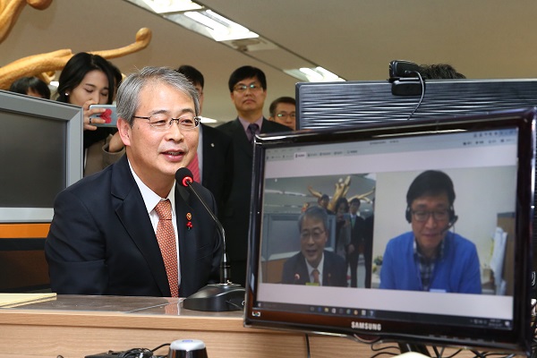 △임종룡 금융위원장이 서민금융진흥원과 고용복지+센터 간 화상상담 시연에 참여하고 있다./사진제공=금융위원회