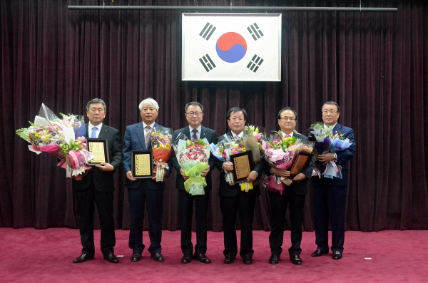 사진 왼쪽부터 부천원예농협 이종근 조합장. 군포농협 이명근 조합장. 한기열 경기본부장. 오포농협 김학용 조합장. 성남농협 이남규 조합장. 하남농협 임갑빈 조합장.