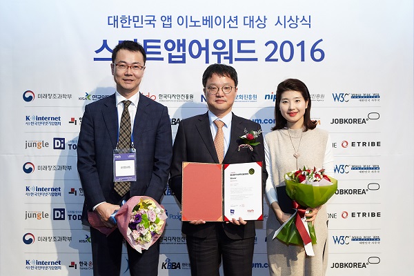 지난 8일 열린 ‘스마트앱 어워드 2016’ 시상식에서 신라면세점 김태호 상무(가운데)와 임직원이 종합 쇼핑분야 대상을 수상한 후 기념사진을 촬영하고 있다. 신라면세점 제공