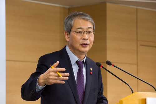 △임종룡 위원장은 9일 국회의 박근혜 대통령 탄핵 소추안 가결 직후 긴급 간부회의를 소집하고 “그 동안의 경험에 비춰보면 위기는 결코 같은 모습으로 오지 않는다”고 강조했다./사진제공=금융위원회