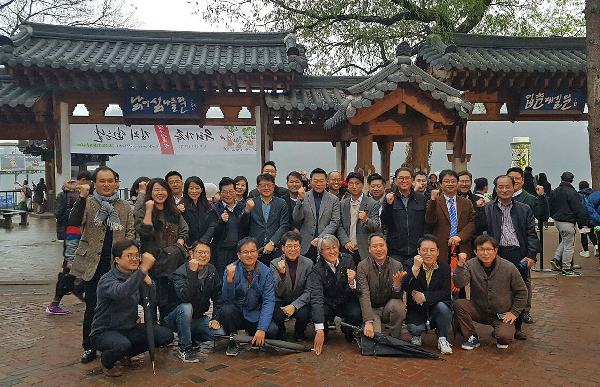 지난 9일 박상규 SK네트웍스 워커힐 총괄(앞줄 왼쪽 4번째) 및 직책자들이 남이섬을 찾아 주요지역을 살펴보고, 전명준 남이섬 사장(앞줄 왼쪽 5번째)과 함께 외국인 관광객들을 위한 동북권 관광상품 개발의 뜻을 다지며 파이팅을 외치고 있다. SK네트웍스 제공