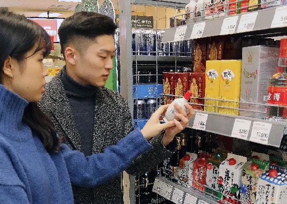 이마트를 찾은 고객들이 중국 백주 제품을 살펴보고 있다. 이마트 제공