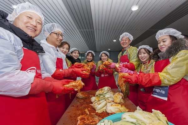 △임진구 SBI저축은행 대표이사(왼쪽에서 일곱번째)와 임직원 350명이 지난 10일 성북구와 중구 관내 소외계층 지원을 위해 김장을 담그고 있다./사진제공=SBI저축은행