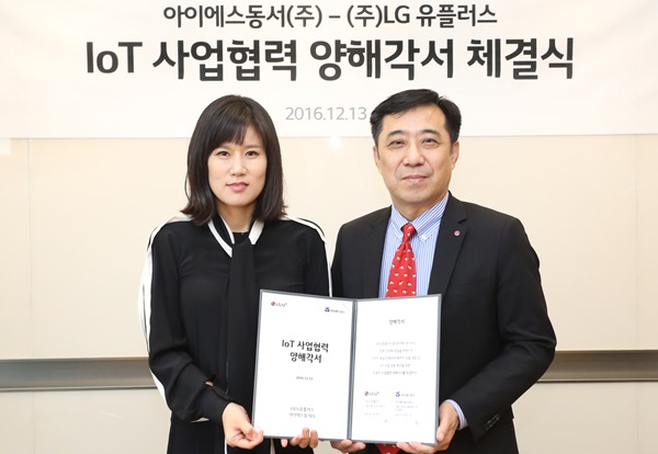 △ LG유플러스 IoT서비스부문 안성준 전무(오른쪽)와 아이에스동서 INUS사업부문 권지혜 전무(왼쪽)가 IoT 기술을 적용한 스마트 욕실개발을 위한 업무협약 체결 후 기념촬영을 하고 있다. LGU+ 제공