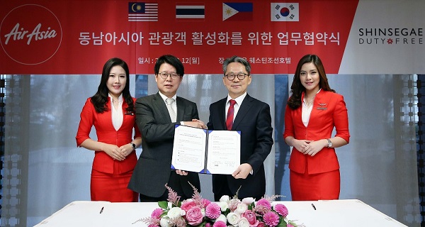 손영식(왼쪽 두 번째) 신세계디에프 부사장과 곽호철(세 번째) 에어아시아그룹 한국지사장은 12일 서울 중구 웨스틴조선호텔에서 동남아시아 관광객 유치 활성화를 위한 MOU를 체결했다. 신세계디에프 제공