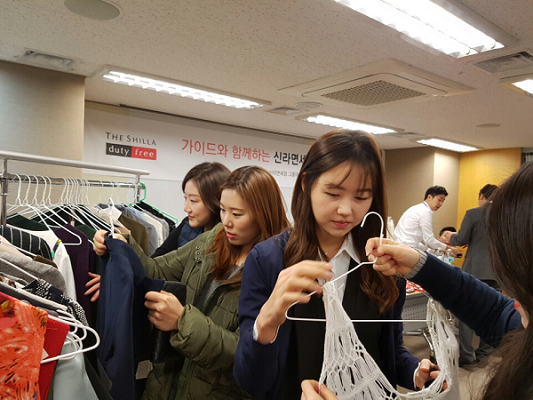 14일 신라면세점에서 여행사 가이드들과 임직원들이 함께하는 ‘행복 나누기 연말 자선 바자회’ 가 진행되고 있다. 신라면세점 제공