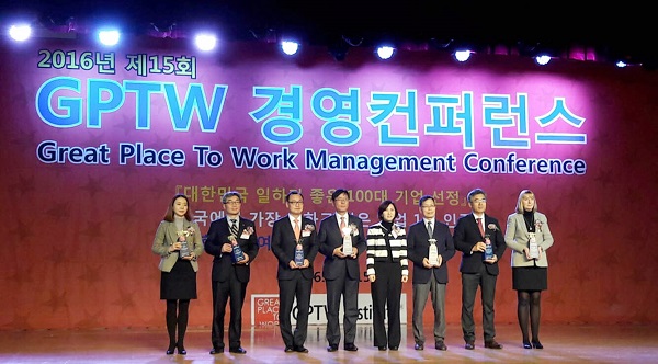 △서울 서대문구 그랜드힐튼호텔에서 열린 '2016 제15회 대한민국 일하기 좋은 100대 기업' 시상식에서 캠코 관계자(왼쪽 세번째)가 본상을 수상하고, 기념촬영을 하고 있다/사진제공=캠코