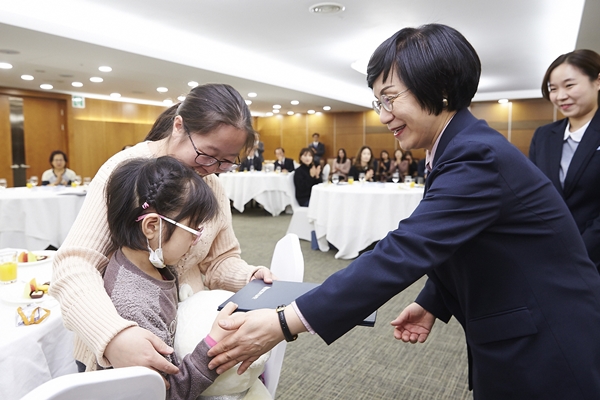 IBK기업은행, 중기 근로자 가족에 치료비 전달
