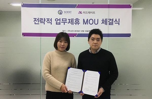 △김현정 소딧 부대표(왼쪽)와 이승행 미드레이트 대표가 협약식 후 기념촬영을 하고 있다./사진제공=미드레이트