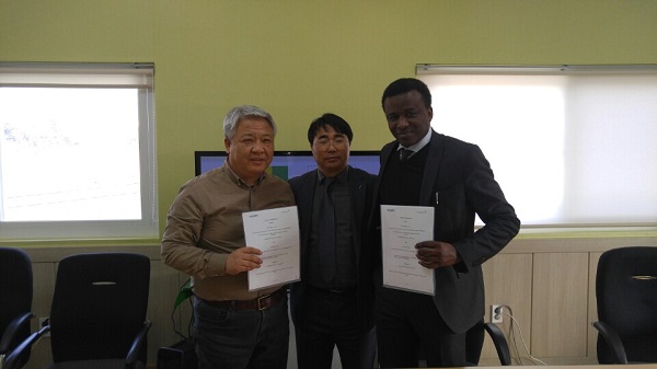 국내 기술공급기업 김정찬 에스앤피글로벌(주) 대표(왼쪽) 이상용 기술보증기금 부산기술융합센터 지점장(가운데), 기니 기술수요기업 Cherif Daha Sy PHAGRICOS SA 대표가 기념촬영을 하고 있다./사진제공=기술보증기금