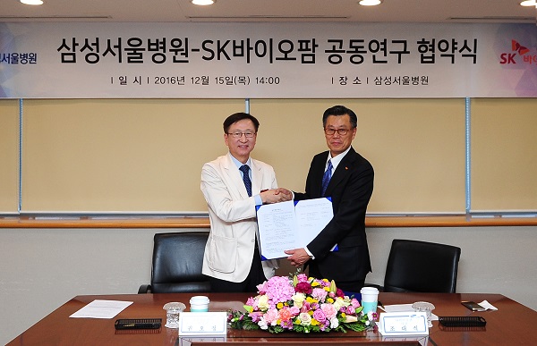 15일 조대식 SK사장과 권오정 삼성서울병원장(좌)이 참석한 가운데 SK바이오팜은 삼성서울병원에서 뇌종양 신약개발 공동 연구 협약을 체결했다.SK그룹 제공