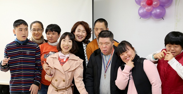 대신금융 이어룡 회장, 사회복지시설 찾아 성금 전달