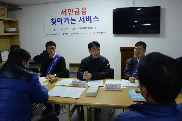 △김윤영 서민금융진흥원 원장이 신중부시장에서 상인들과 금융애로 관한 사항을 상담하고 있다./사진제공=서민금융진흥원