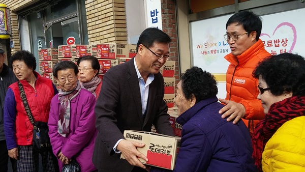 △ 롯데건설 허진욱 영남지사장이 라면을 전달하고 있다. 롯데건설 제공